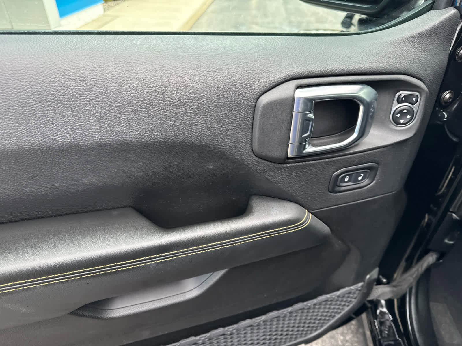 Used 2025 Jeep Wrangler Sahara w/ Safety Group image 17