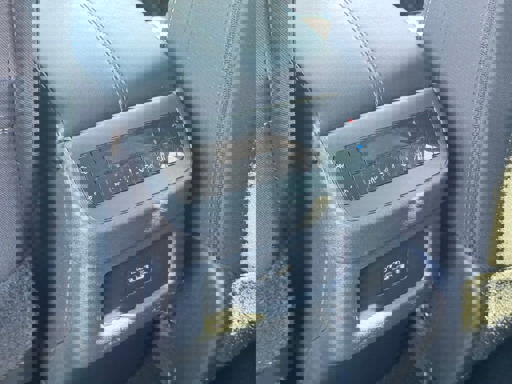 Used 2024 Nissan Pathfinder SV image 17