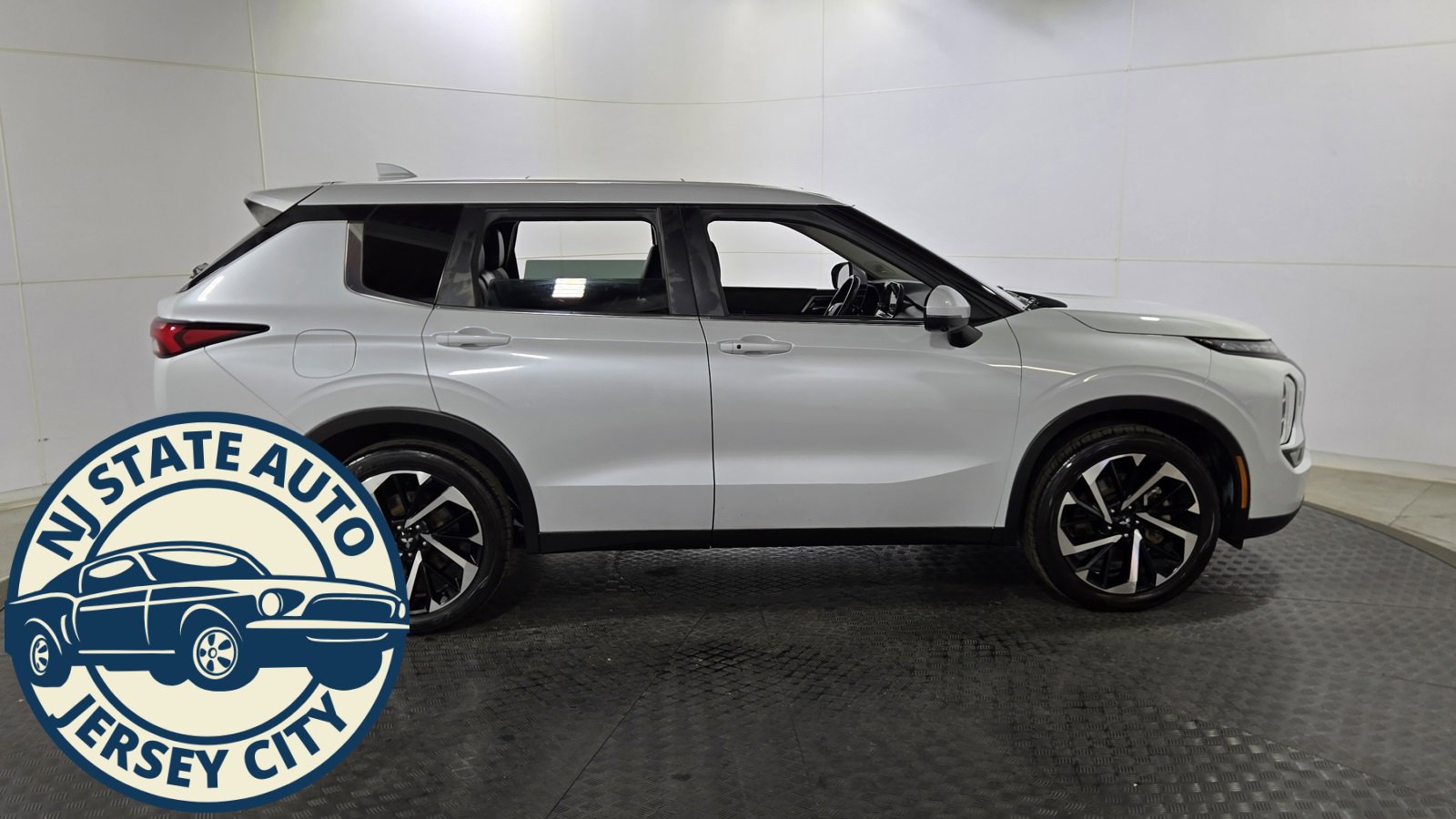 Used 2022 Mitsubishi Outlander SE image 8