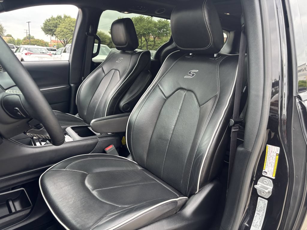 Used 2025 Chrysler Pacifica Limited FWD image 24