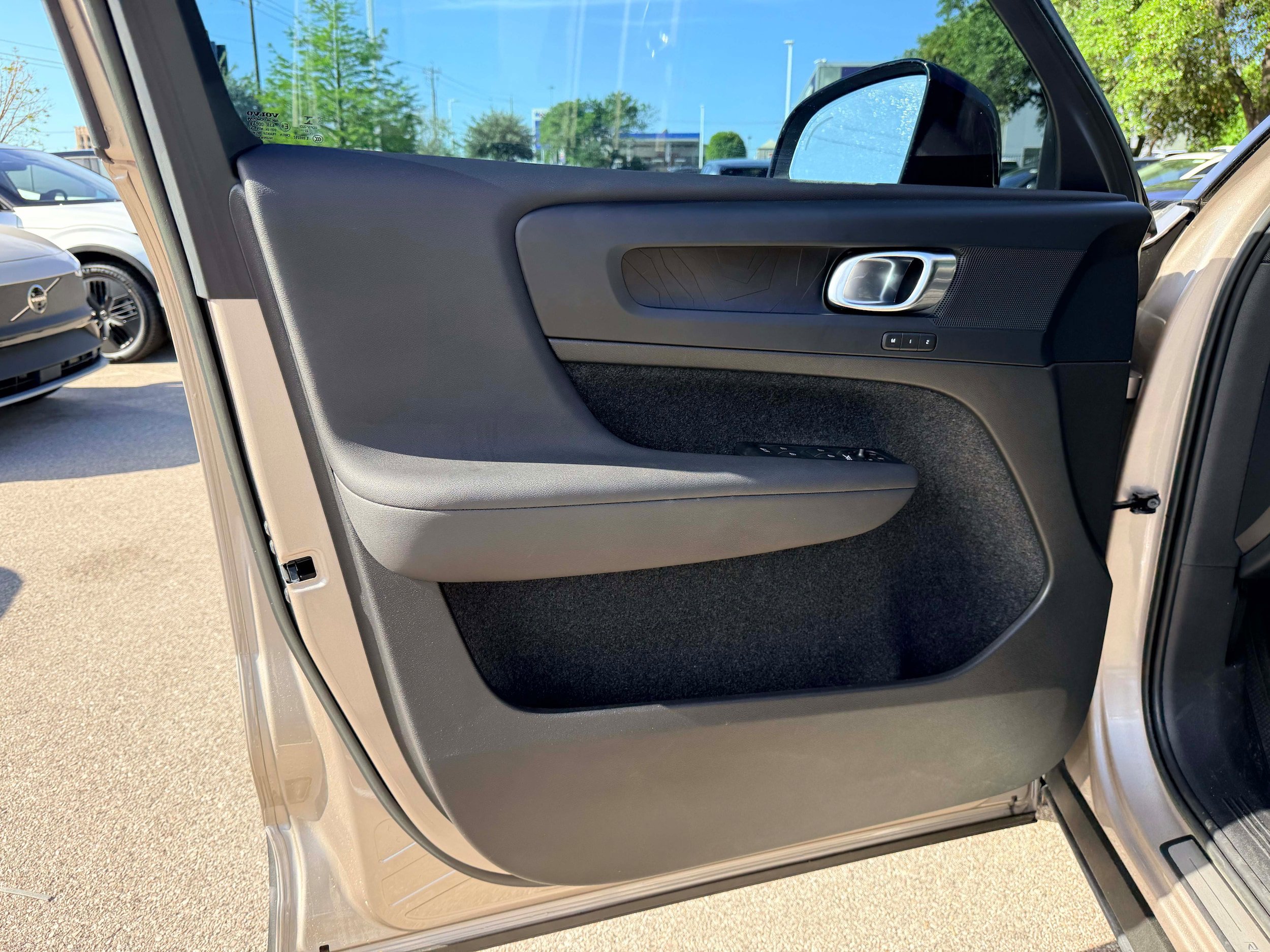 Certified 2023 Volvo XC40 Recharge Plus AWD/4WD image 9