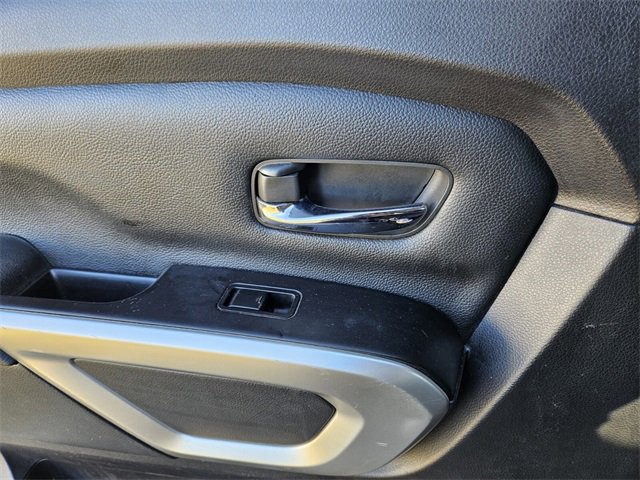 Used 2019 Nissan Titan SV image 8
