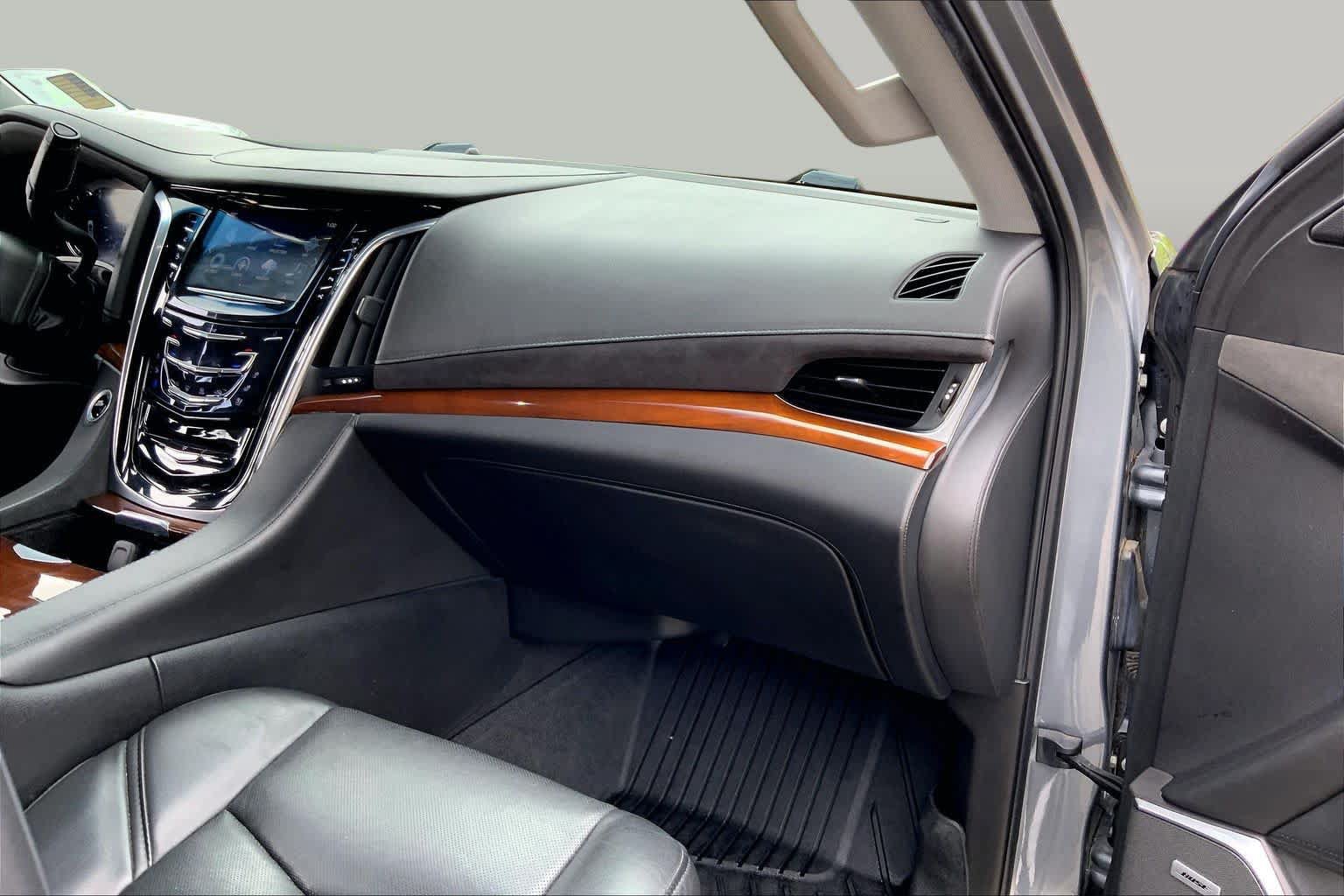Used 2019 Cadillac Escalade Luxury AWD/4WD image 17