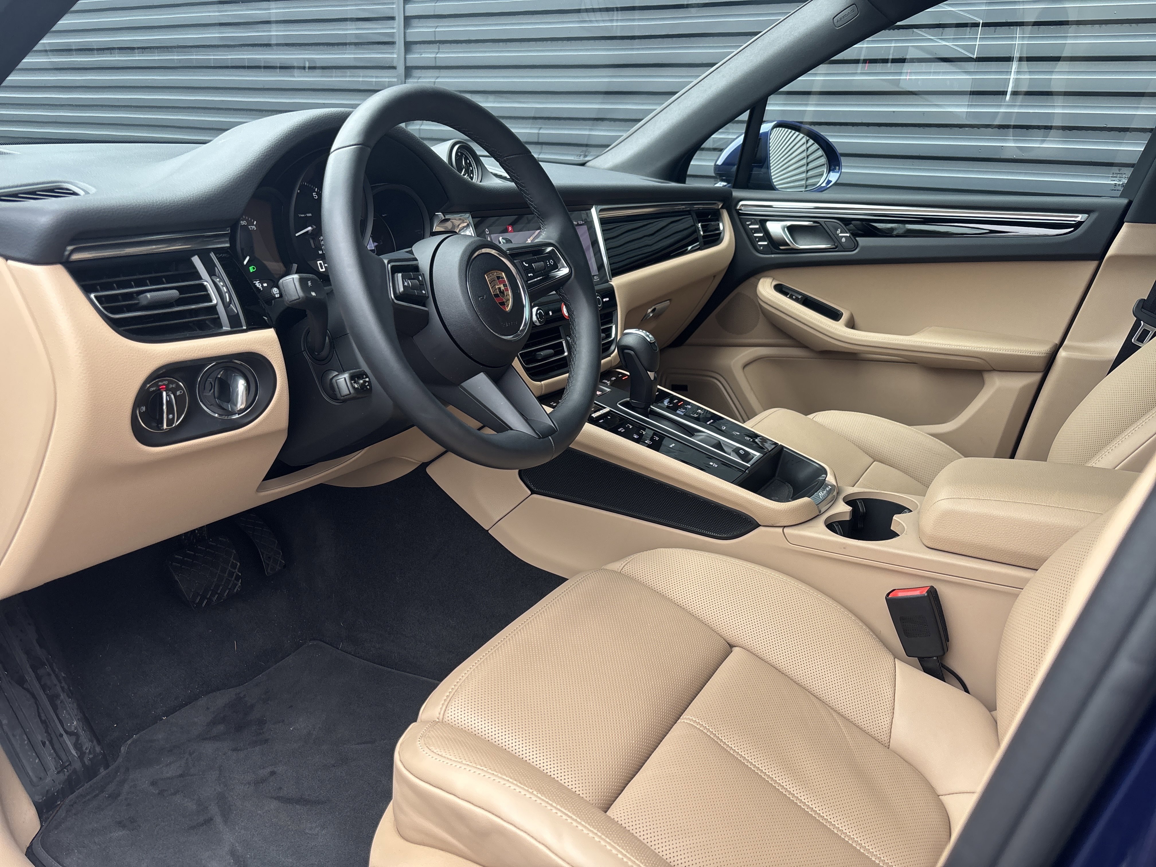 Certified 2025 Porsche Macan image 10