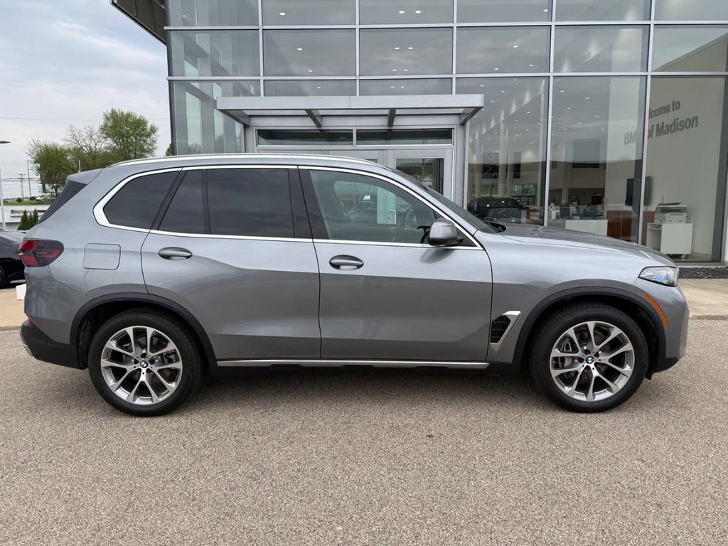 Certified 2024 BMW X5 xDrive40i w/ Premium Package AWD/4WD image 2