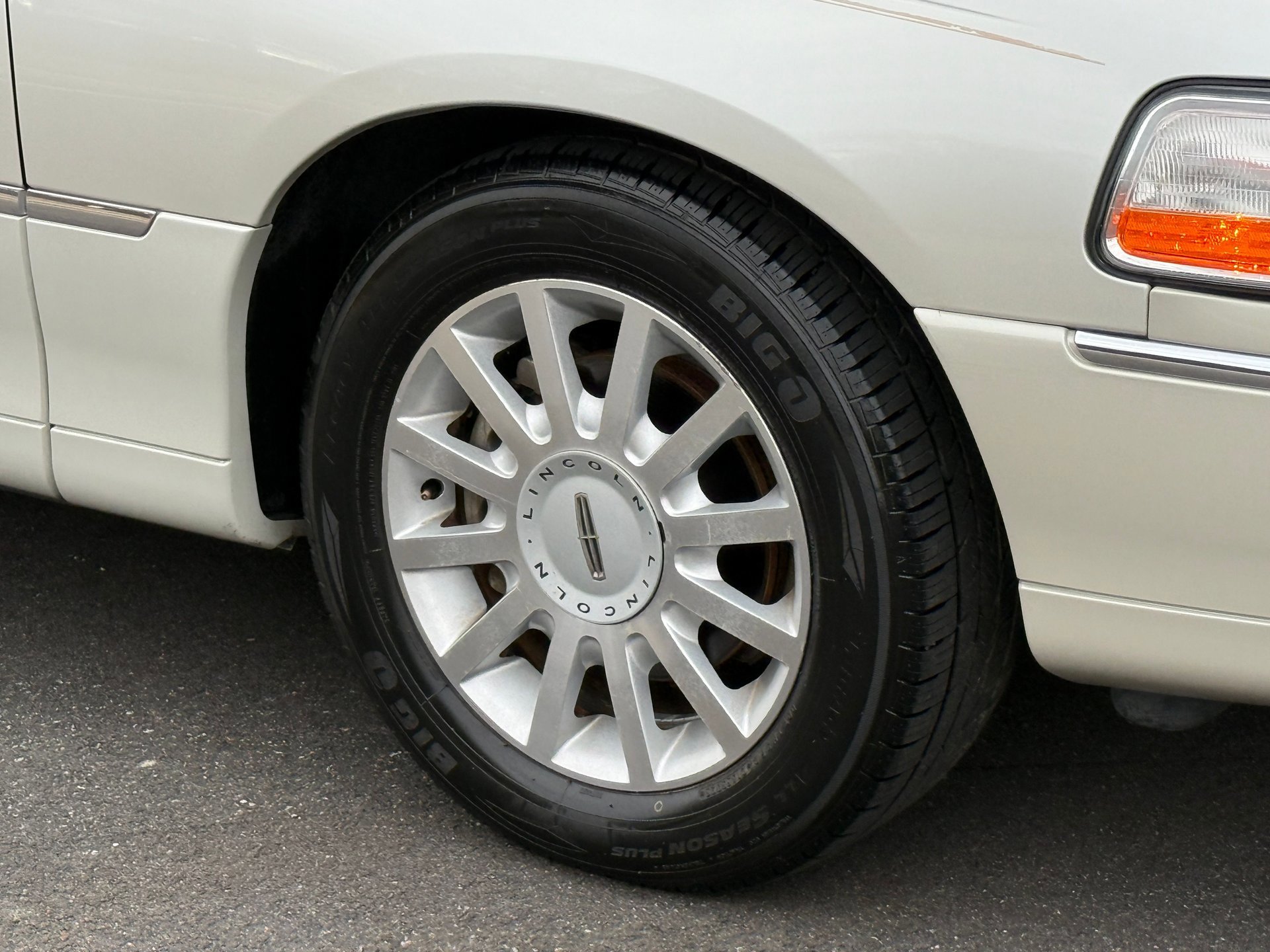 Used 2006 Lincoln Town Car Signature image 6