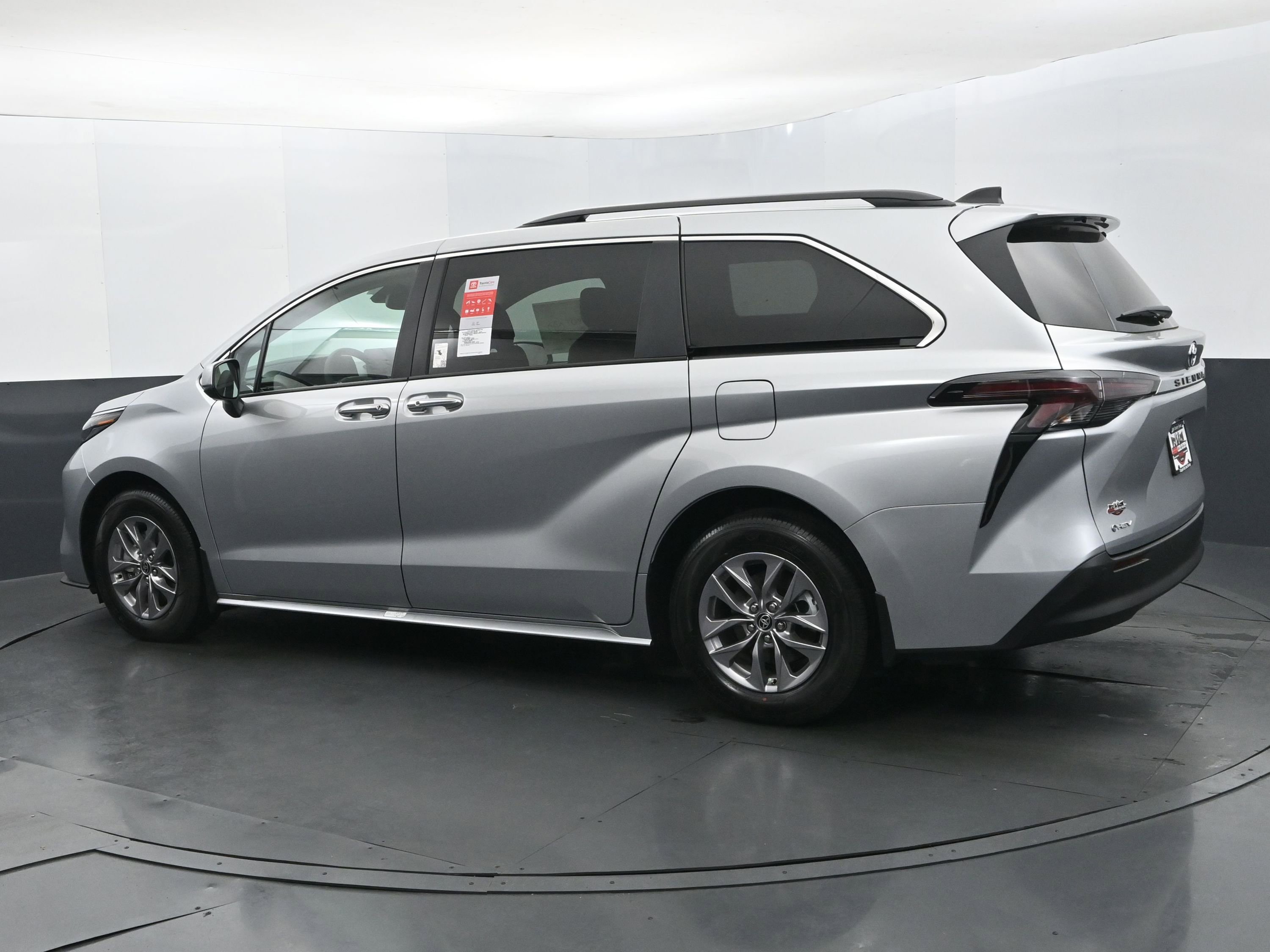 Used 2025 Toyota Sienna XLE FWD image 3