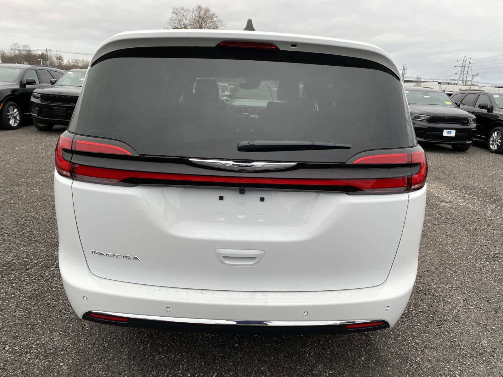 New 2026 Chrysler Pacifica Select FWD image 4