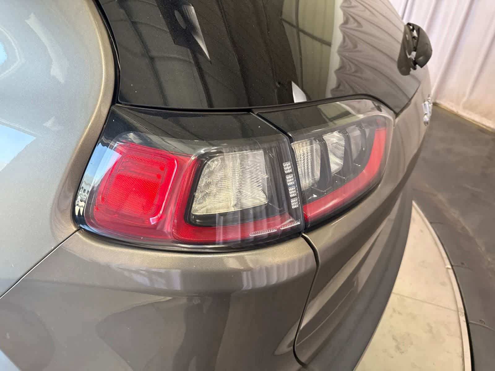 Used 2019 Jeep Cherokee Latitude Plus w/ Comfort/Convenience Group FWD image 12