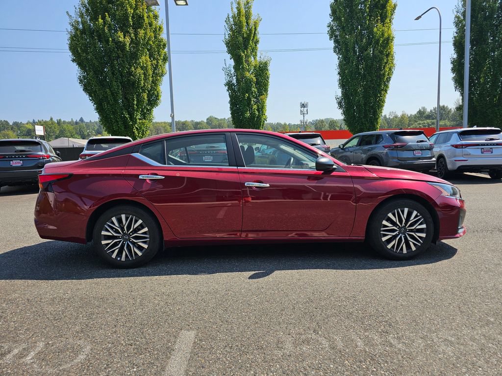 Used 2024 Nissan Altima 2.5 SV FWD image 3