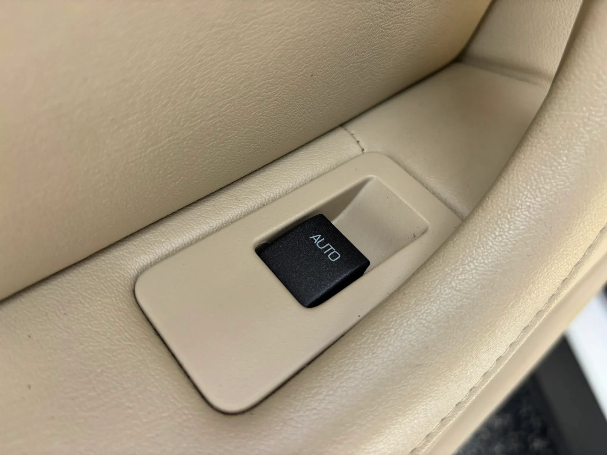 Used 2011 Lincoln MKS FWD image 59