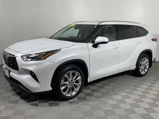 Used 2023 Toyota Highlander Limited image 3