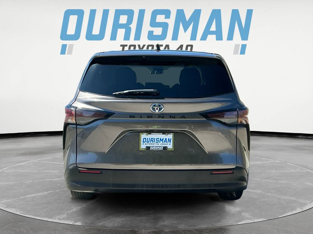 Used 2024 Toyota Sienna LE image 6