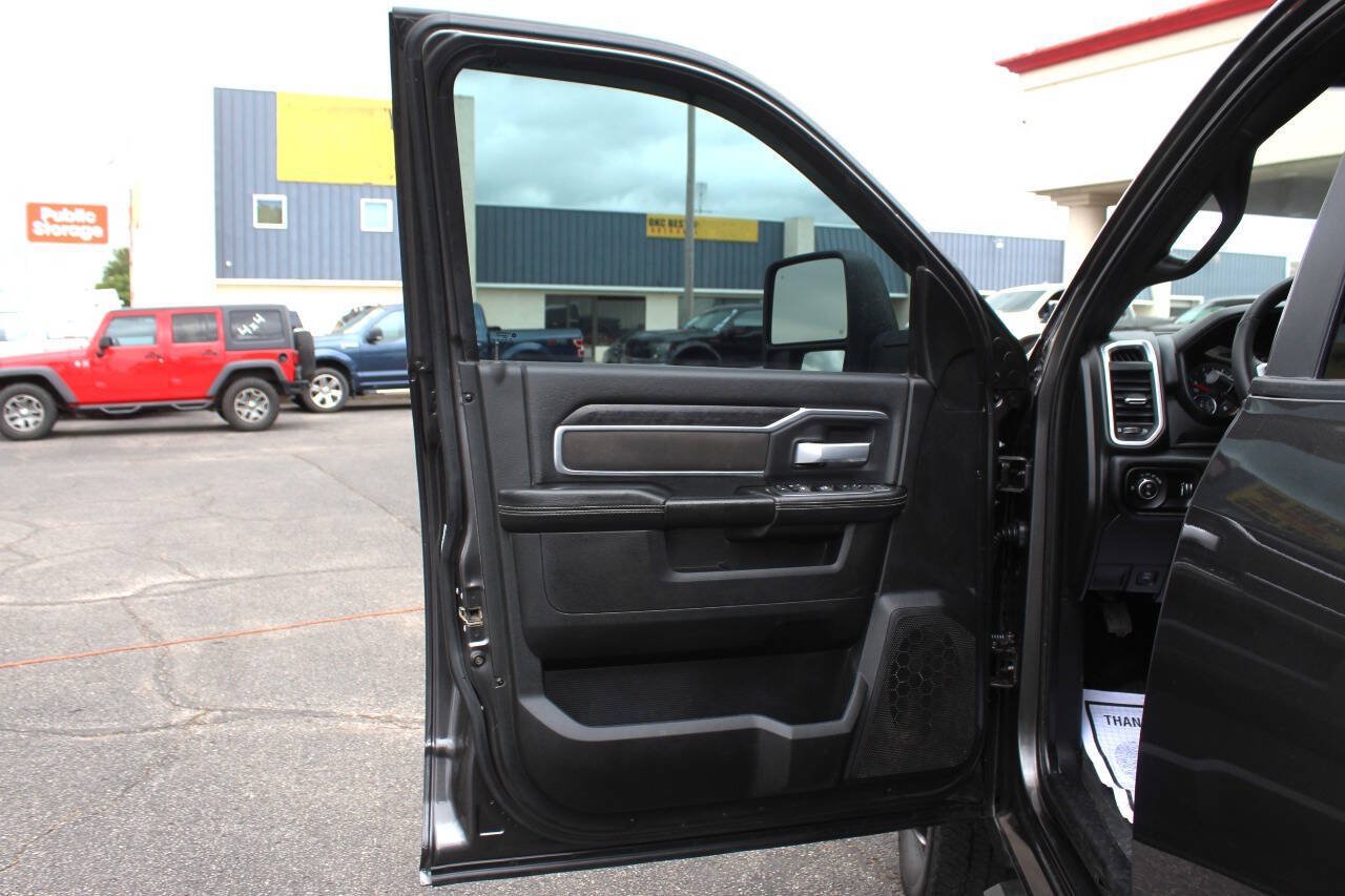 Used 2024 RAM 3500 Big Horn w/ Night Edition AWD/4WD image 15