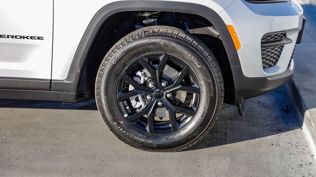 New 2025 Jeep Grand Cherokee Altitude image 11