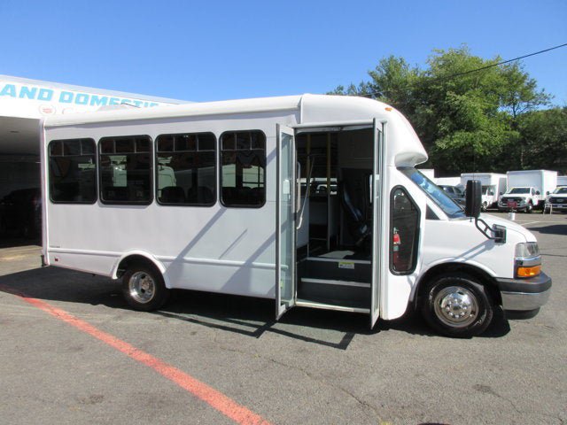 Used 2022 Chevrolet Express 3500 w/ Shuttle Bus Package RWD image 3