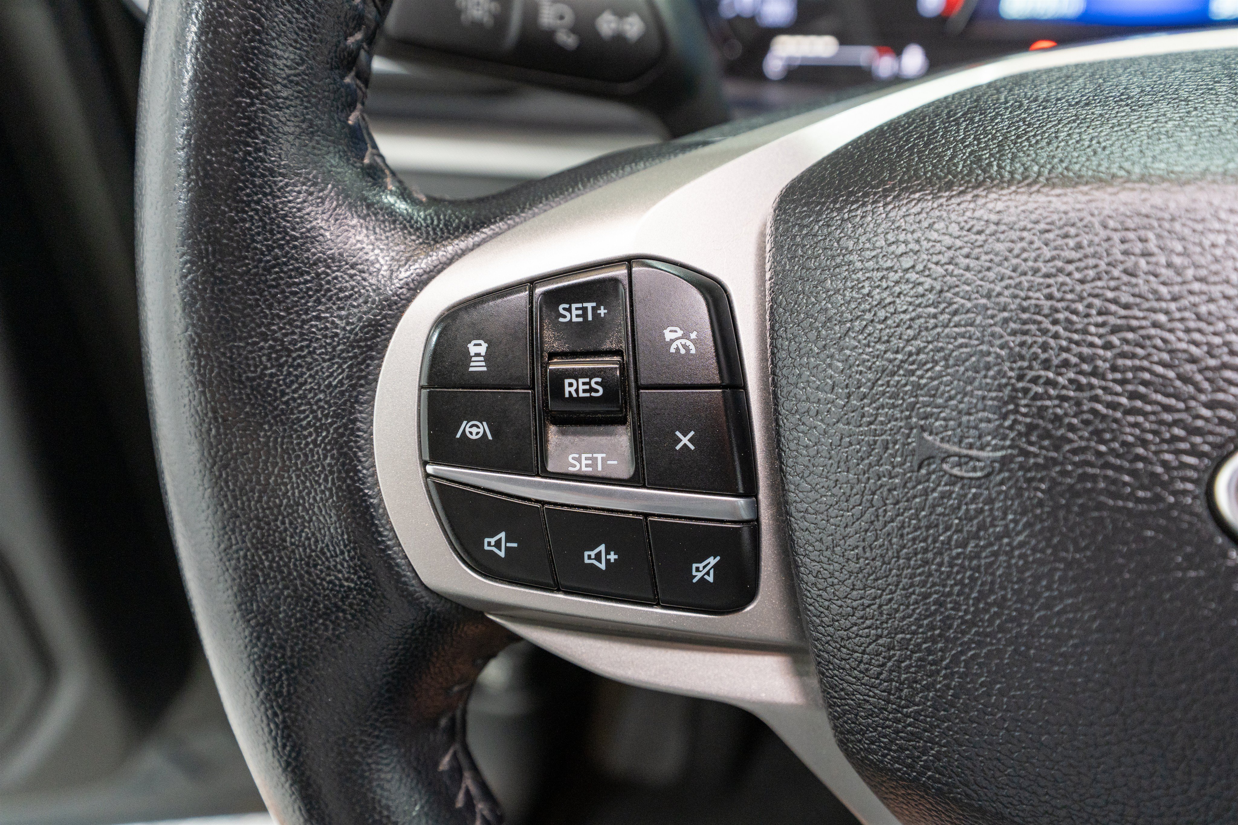 Used 2023 Ford Explorer XLT w/ Equipment Group 202A RWD image 26