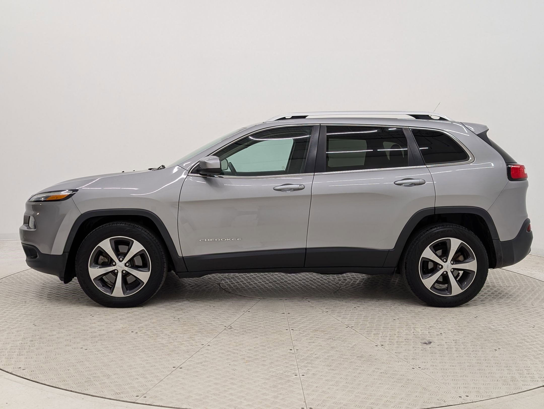 Used 2015 Jeep Cherokee Latitude w/ Cold Weather Group image 2