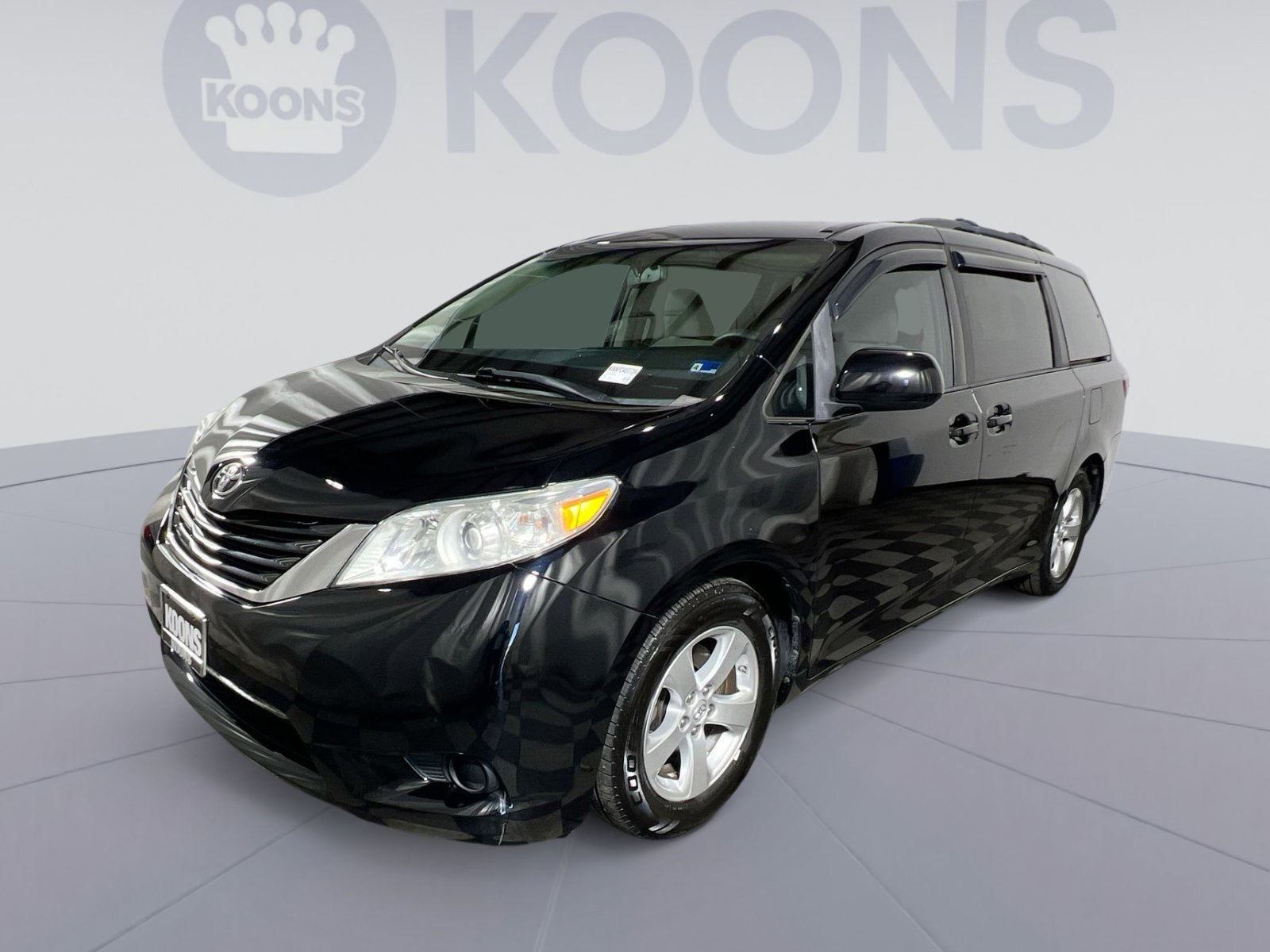 Used 2015 Toyota Sienna LE image 1