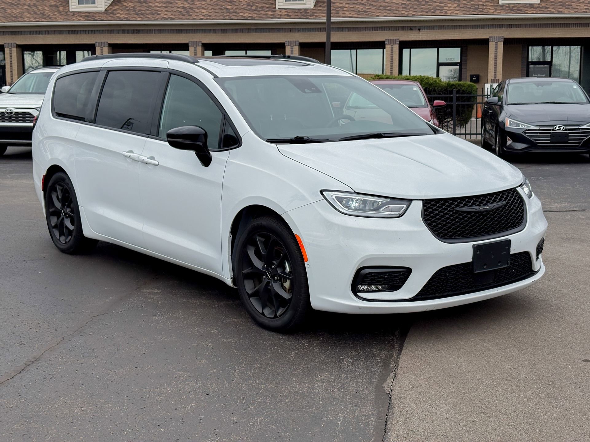 Used 2025 Chrysler Pacifica Limited image 10