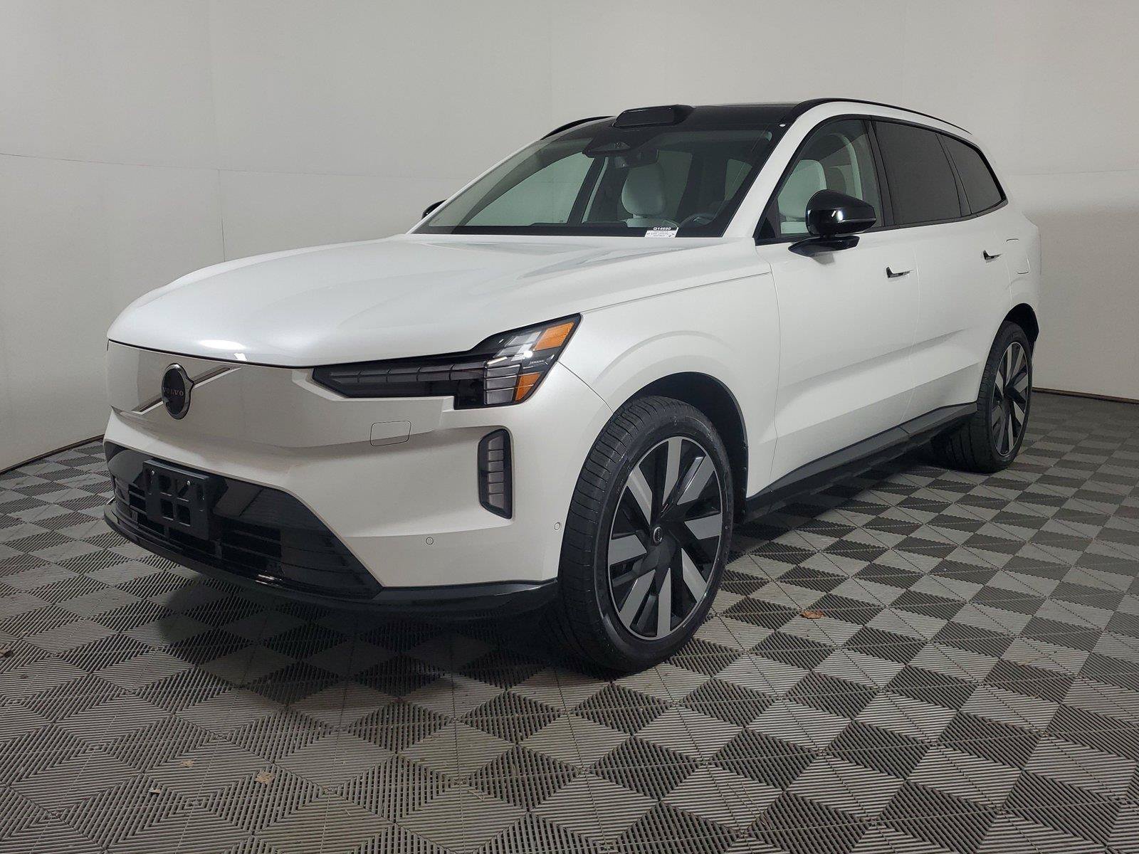 Certified 2025 Volvo EX90 Plus AWD/4WD image 3