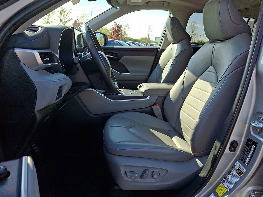Used 2023 Toyota Highlander XLE FWD image 16