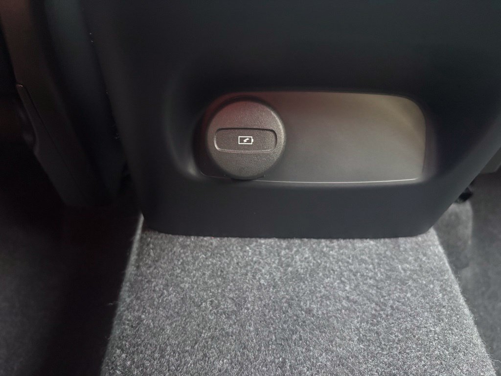 Used 2024 Volvo XC40 B5 Core AWD/4WD image 23