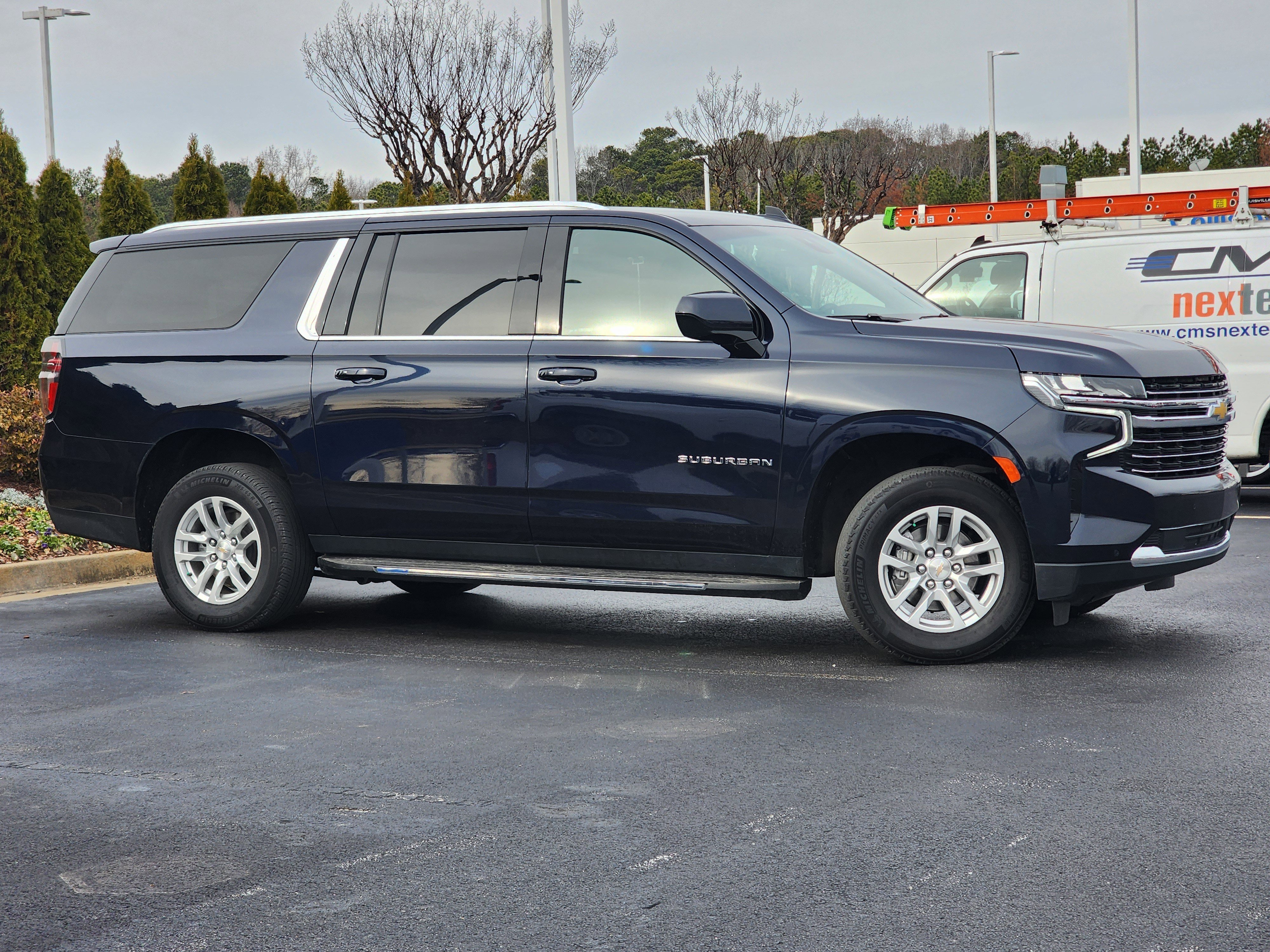 Used 2024 Chevrolet Suburban LT image 3