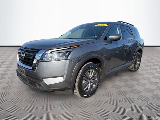 Used 2025 Nissan Pathfinder SV image 3