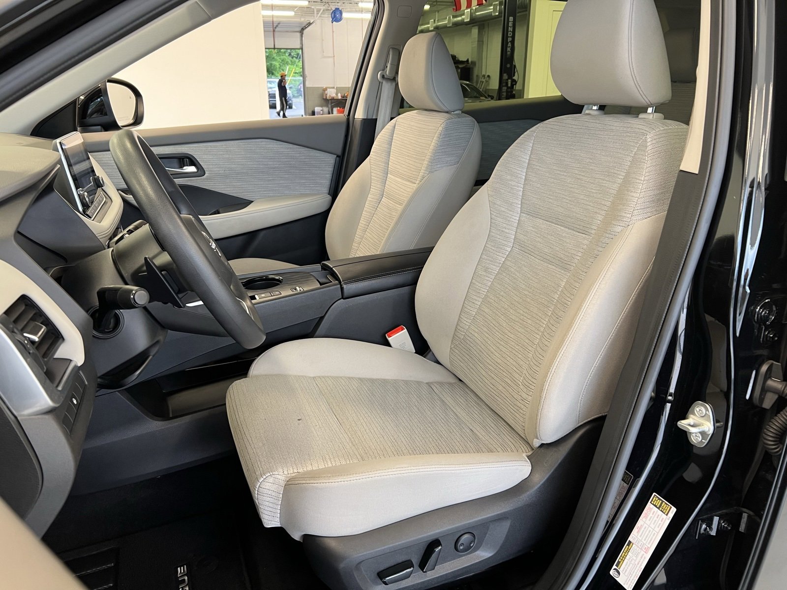 Used 2023 Nissan Rogue SV image 29