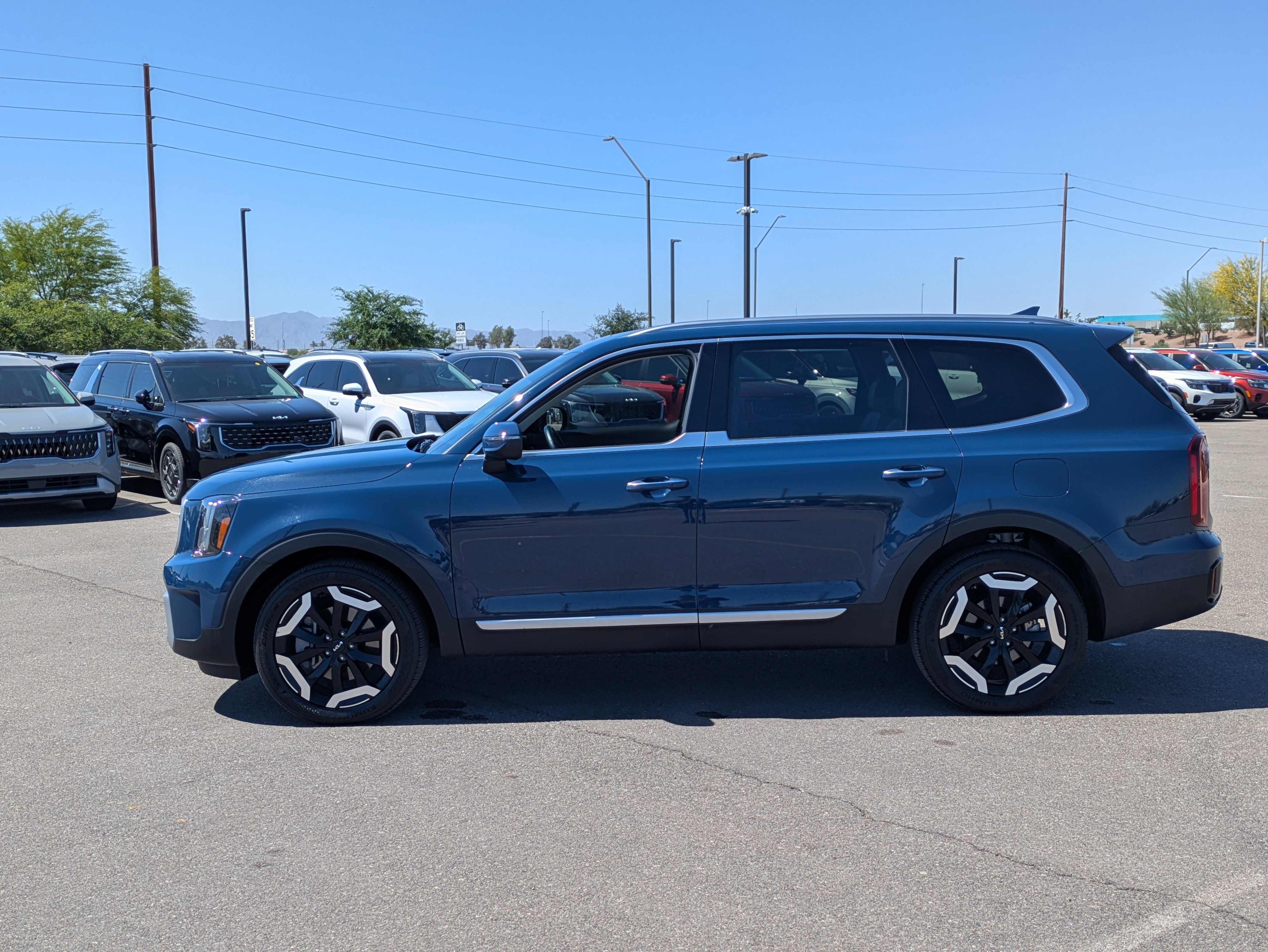 Used 2025 Kia Telluride S FWD image 2