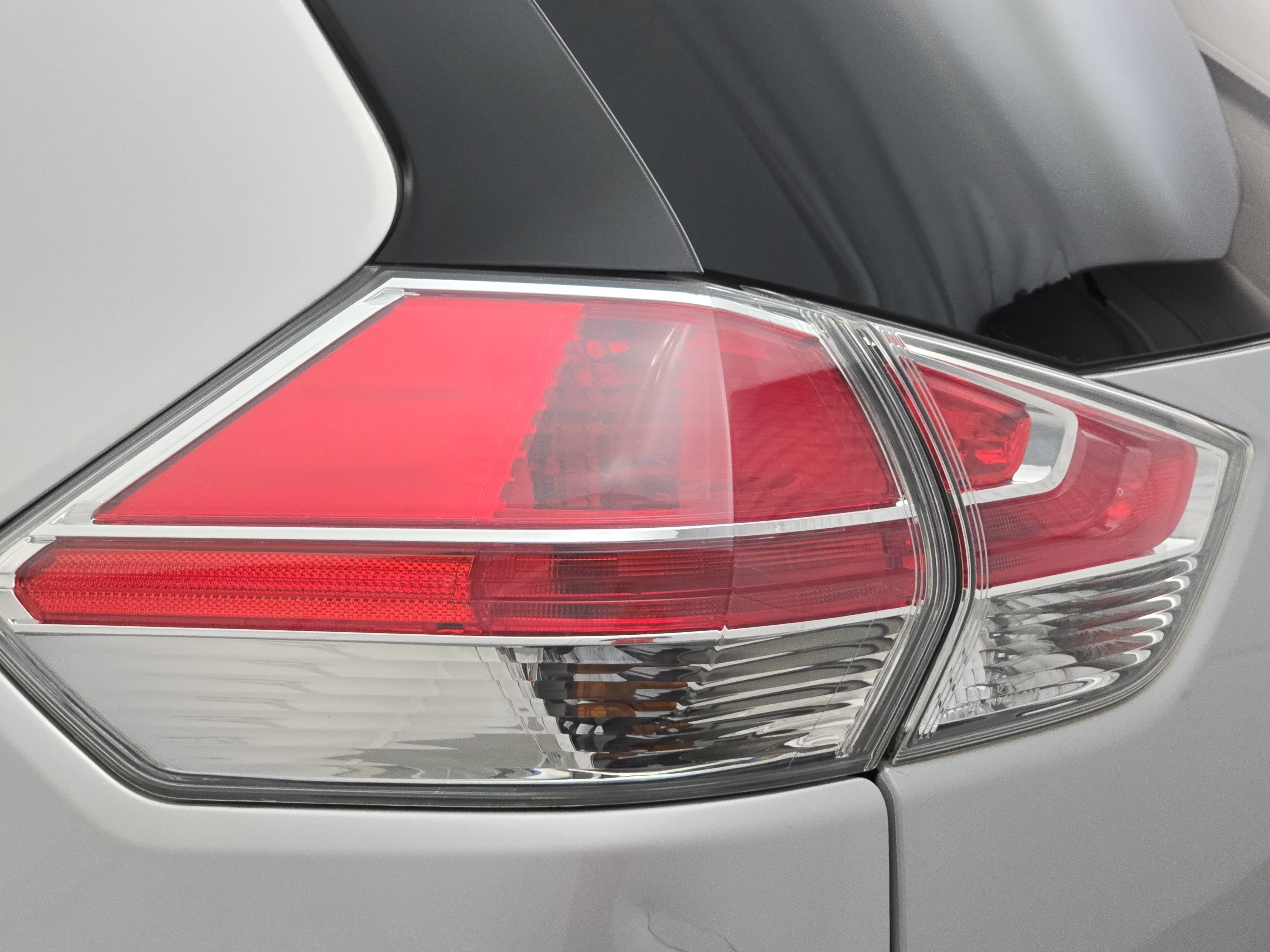 Used 2015 Nissan Rogue SV FWD image 32