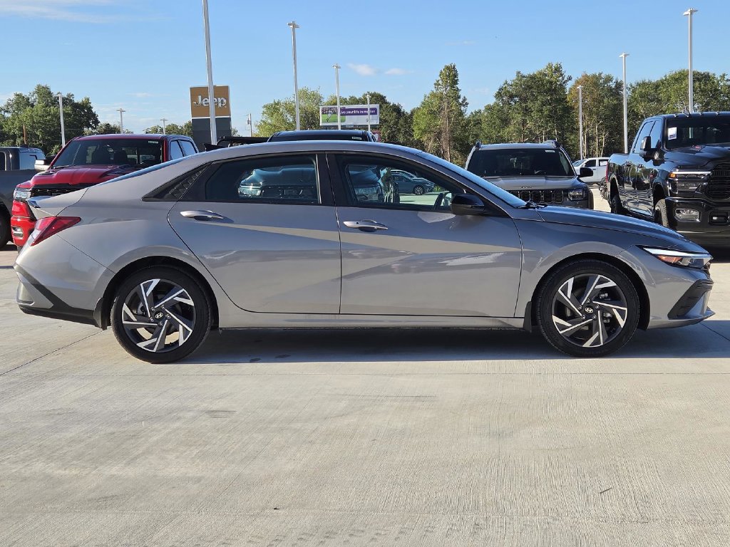 Used 2025 Hyundai Elantra Sport FWD image 9