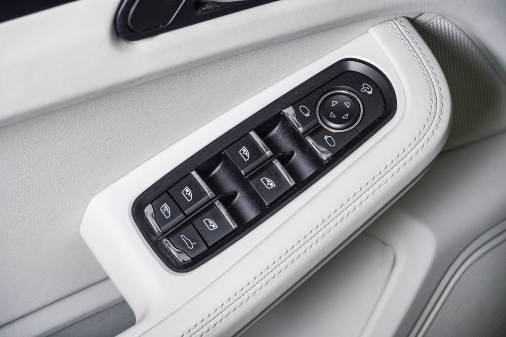 Certified 2023 Porsche Macan AWD/4WD image 26