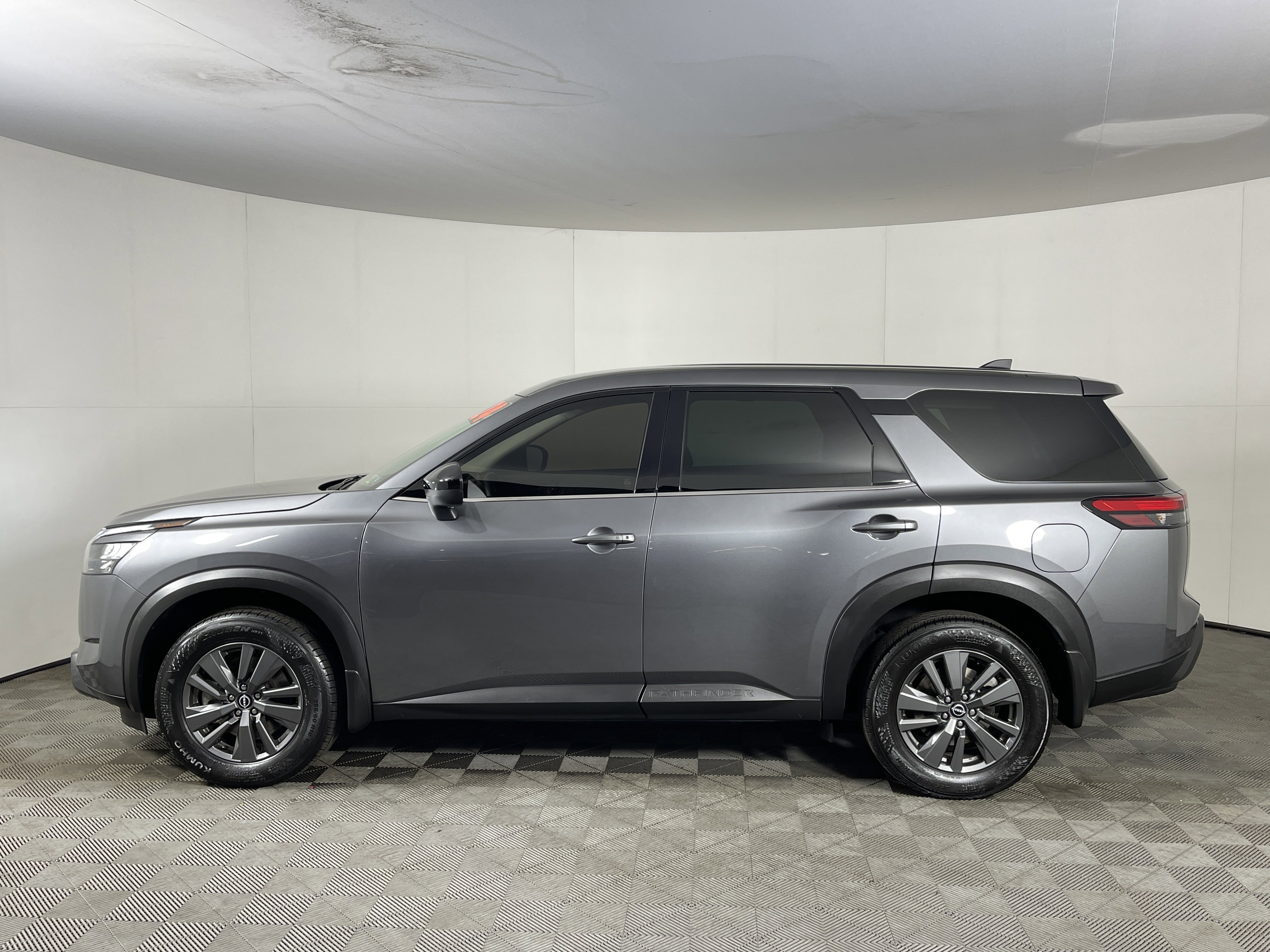 Used 2024 Nissan Pathfinder S image 3