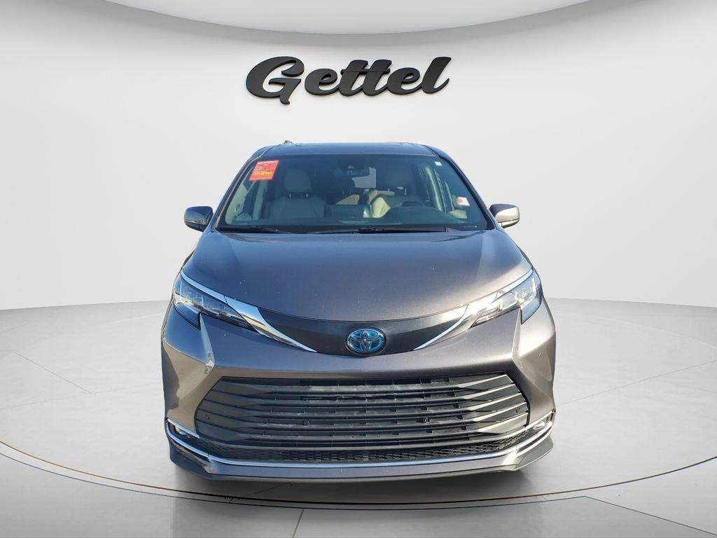 Used 2021 Toyota Sienna XLE w/ XLE Plus Package image 3