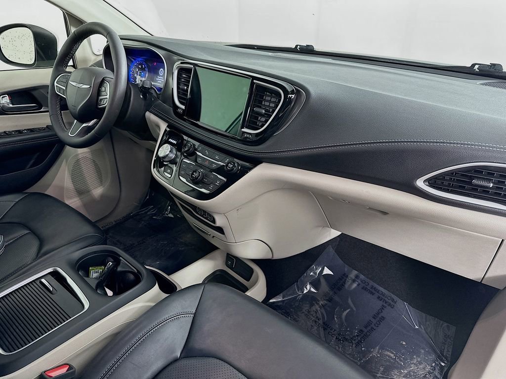 Used 2023 Chrysler Pacifica Touring-L image 40