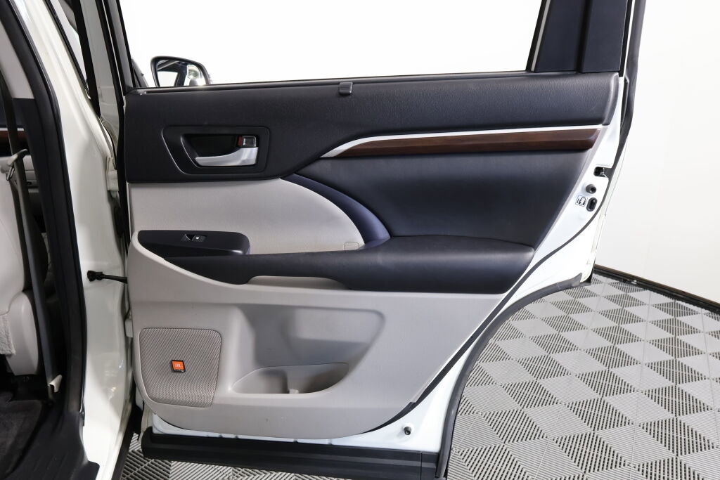 Used 2015 Toyota Highlander Limited image 23