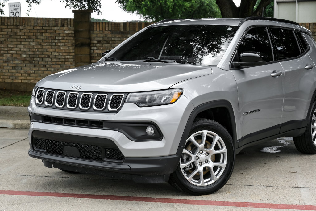 Used 2023 Jeep Compass Latitude AWD/4WD image 12