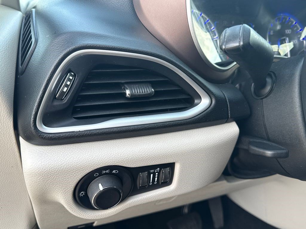 Used 2017 Chrysler Pacifica LX image 23