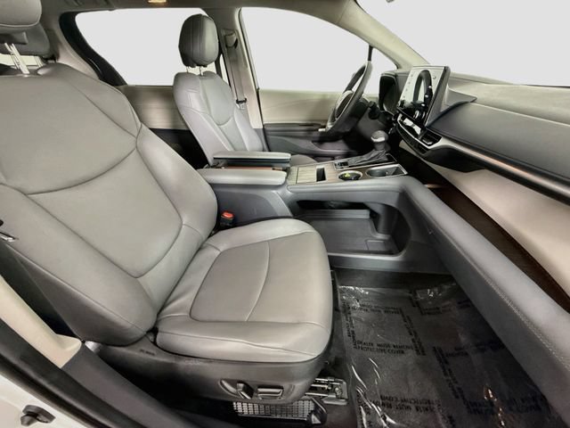 Certified 2024 Toyota Sienna XLE FWD image 31