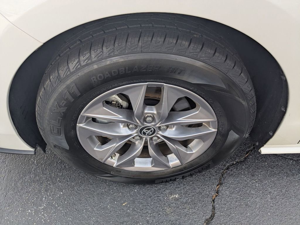 Used 2025 Toyota Sienna LE image 34