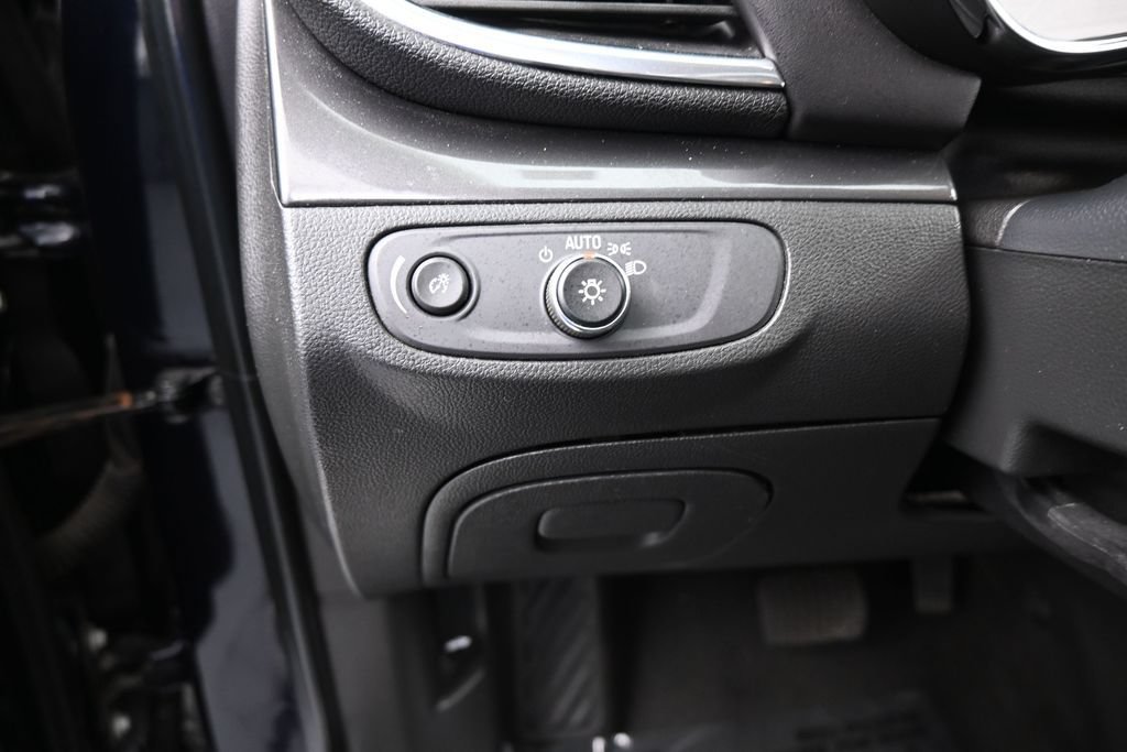 Used 2021 Buick Encore Preferred AWD/4WD image 12