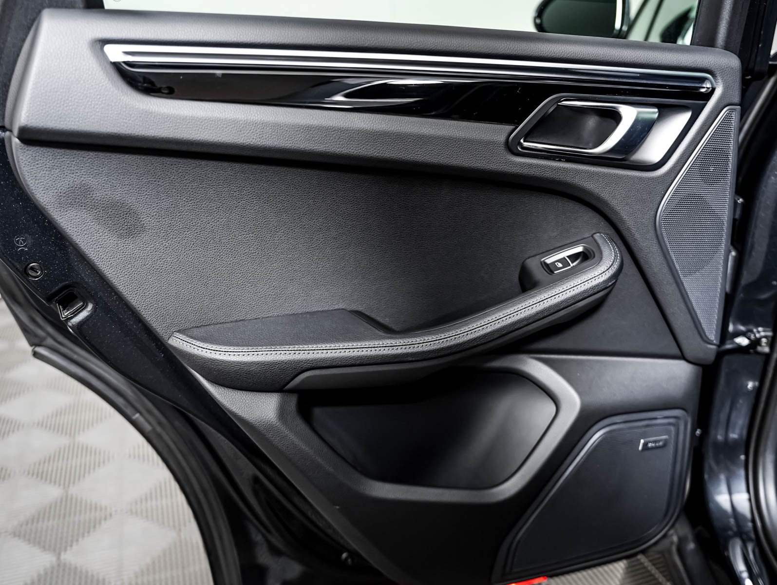 Certified 2022 Porsche Macan AWD/4WD image 29