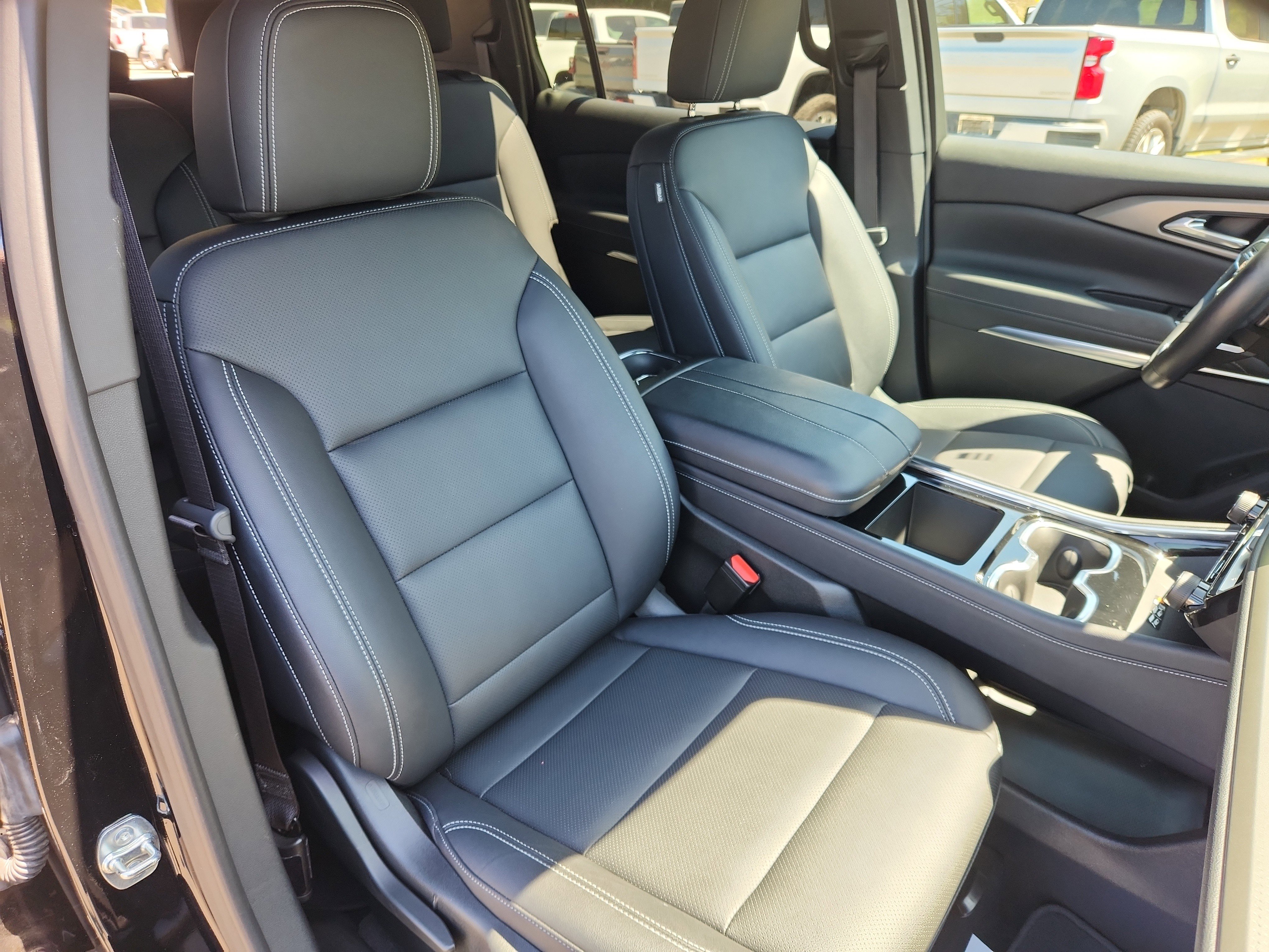 Used 2025 Chevrolet Traverse LT image 36