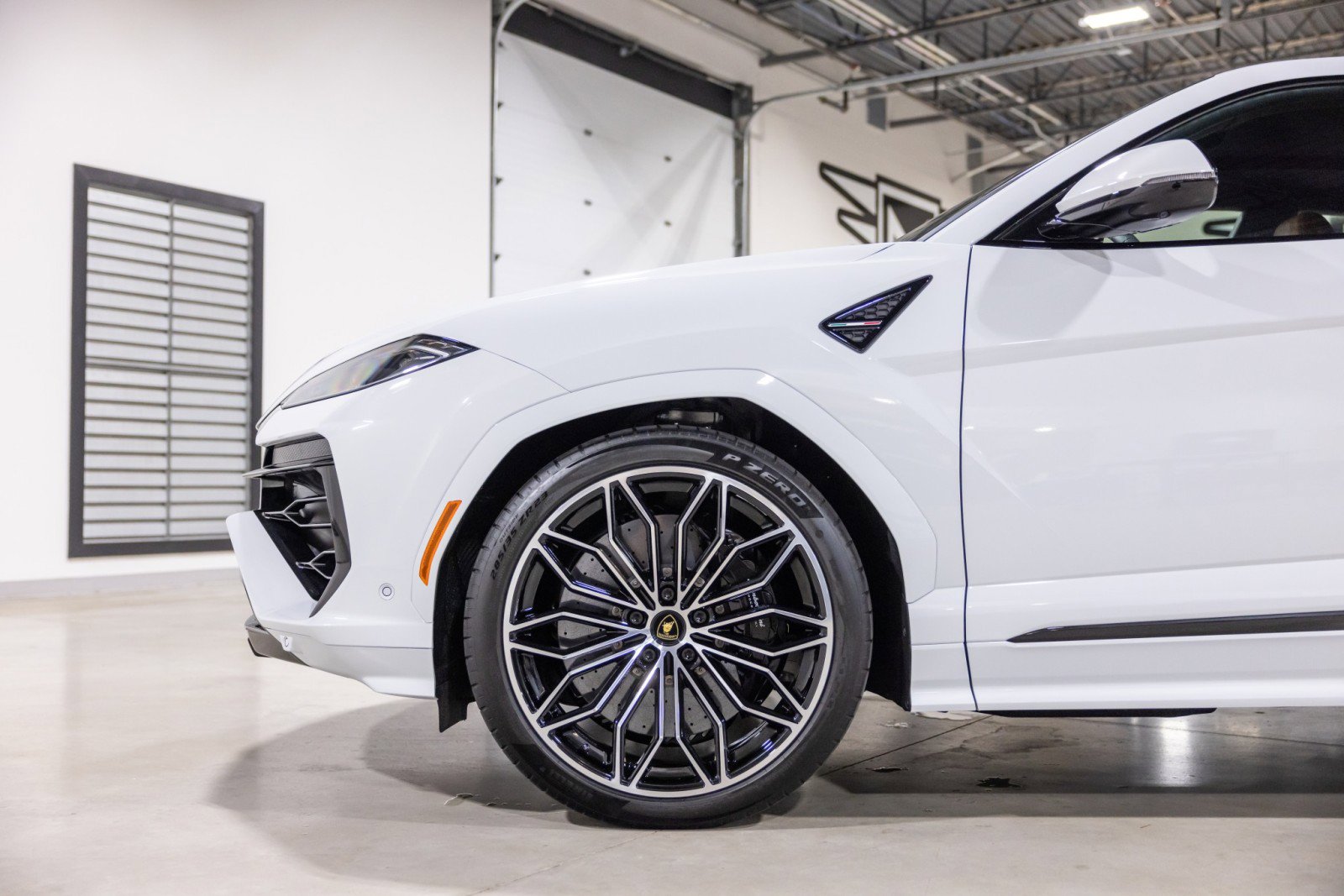 Used 2025 Lamborghini Urus SE image 18