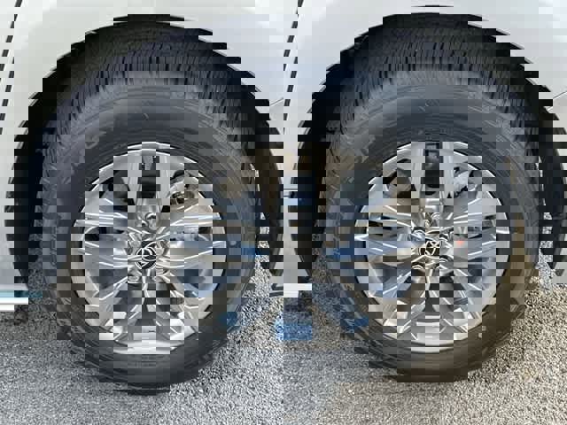 Used 2025 Toyota Sienna XLE image 5