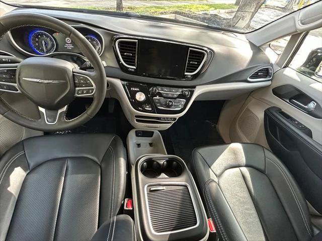 Certified 2024 Chrysler Pacifica Touring-L FWD image 10