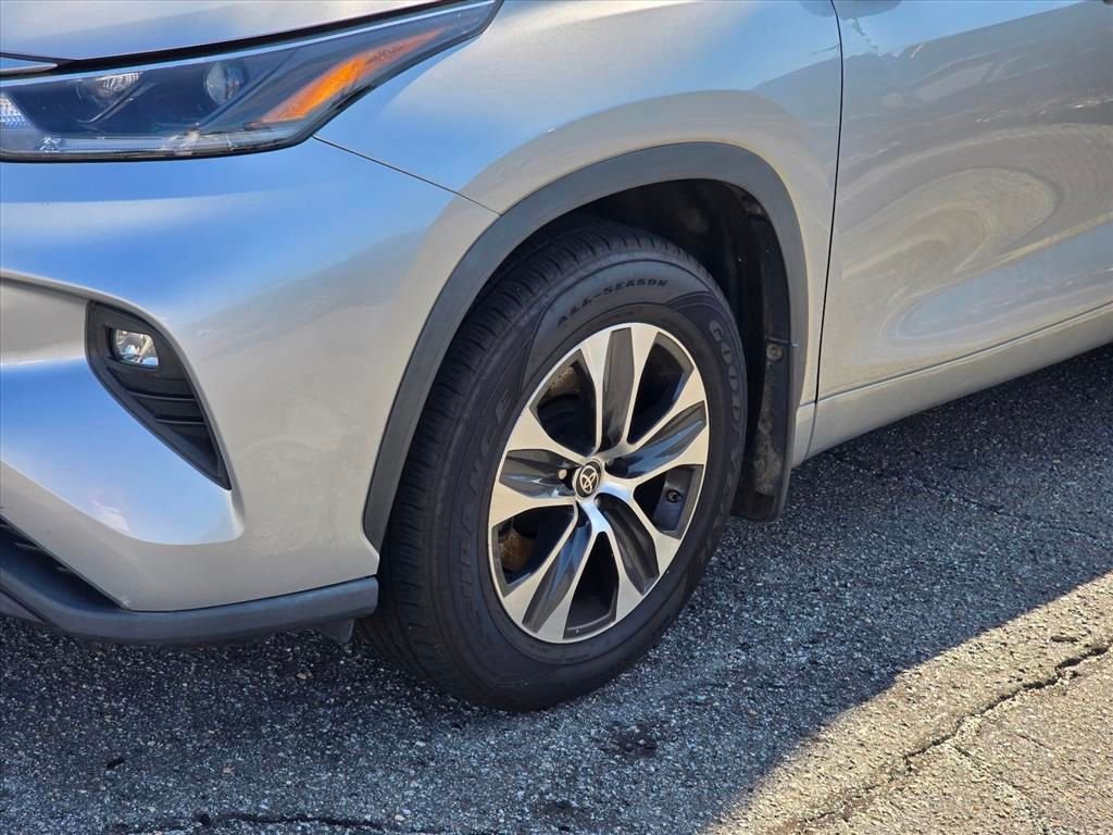 Used 2021 Toyota Highlander XLE AWD/4WD image 17