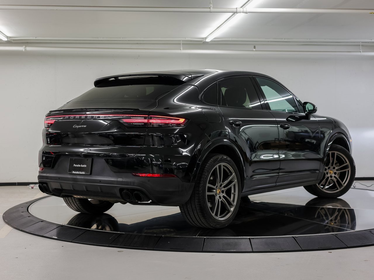 Certified 2023 Porsche Cayenne Platinum Edition image 7